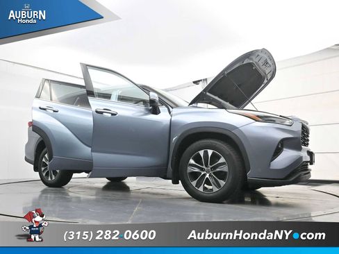 Used 2022 Toyota Highlander XLE AWD/4WD image 35