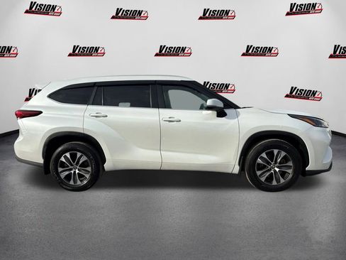 Used 2023 Toyota Highlander XLE image 4