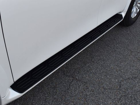 Used 2024 Nissan Armada SV image 5