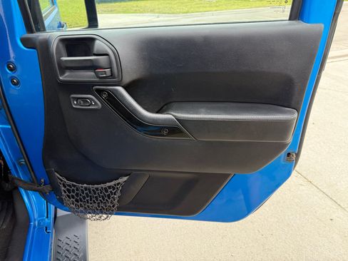 Used 2014 Jeep Wrangler Unlimited Sahara w/ Dual Top Group image 27