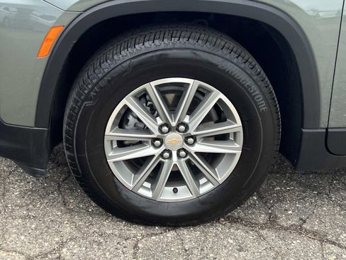 Used 2023 Chevrolet Traverse LT w/ Rear Camera Mirror Package image 25