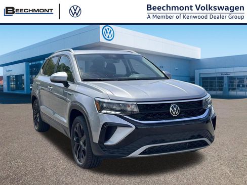 Used 2023 Volkswagen Taos SE w/ Panoramic Sunroof Package AWD/4WD image 1