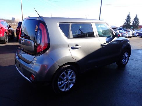 Used 2017 Kia Soul + image 6