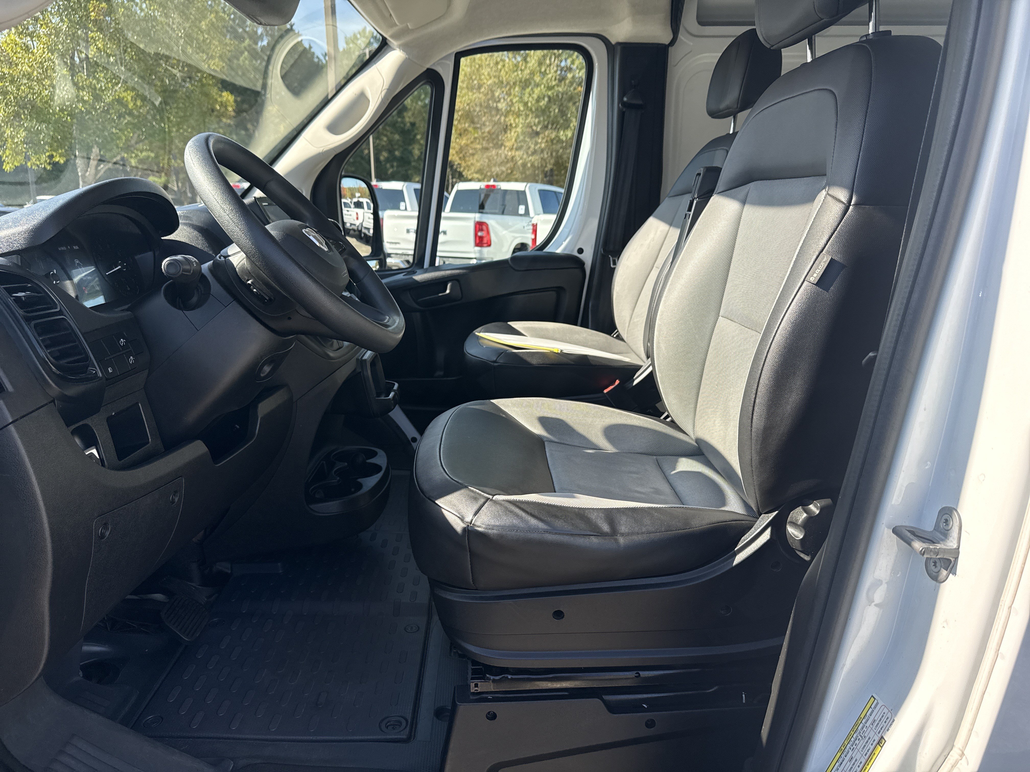 Used 2024 RAM ProMaster 2500 w/ Convenience Group FWD image 9
