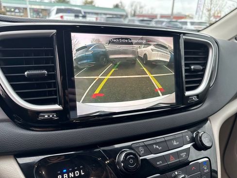 Used 2024 Chrysler Pacifica Touring-L FWD image 31