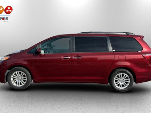 Used 2016 Toyota Sienna XLE image 7