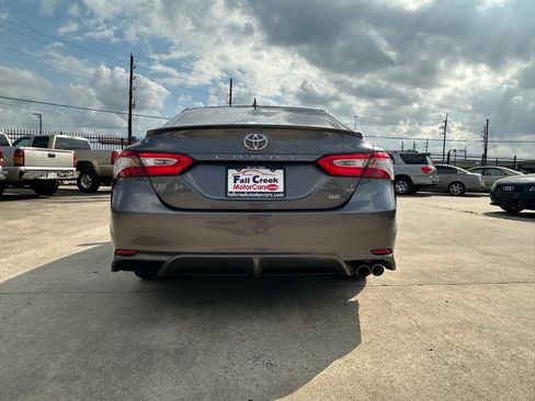 Used 2019 Toyota Camry SE image 5