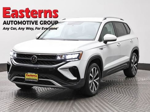 Used 2022 Volkswagen Taos SE image 1