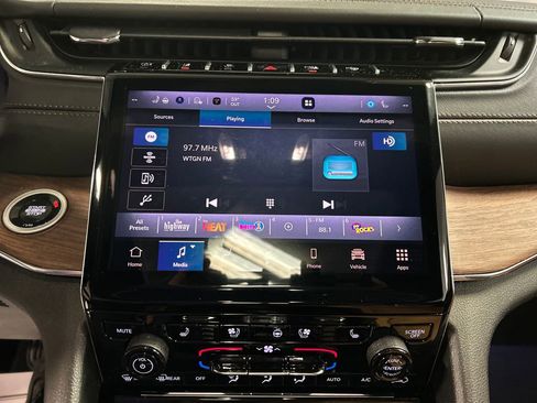 Used 2024 Jeep Grand Cherokee L Summit w/ Luxury Tech Group V image 17