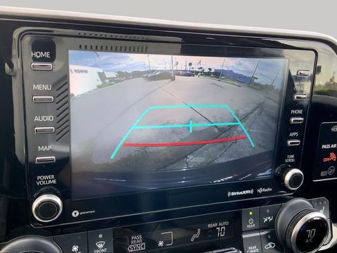 Used 2022 Toyota Highlander XLE AWD/4WD image 24