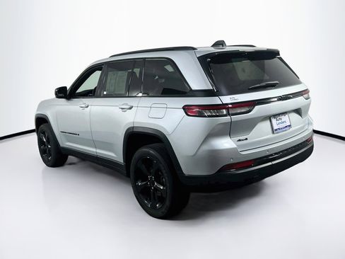 Used 2023 Jeep Grand Cherokee Altitude AWD/4WD image 7