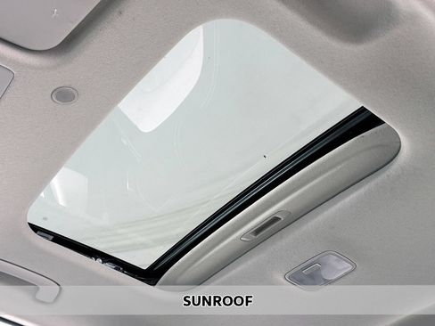 Used 2021 Hyundai Venue SEL w/ Premium Package FWD image 4