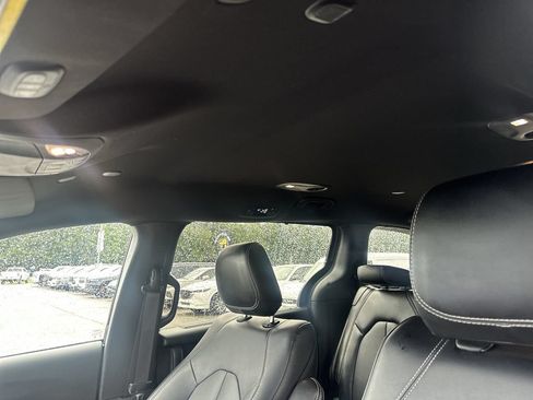 Used 2025 Chrysler Pacifica Select FWD image 31