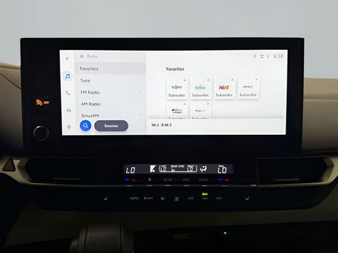 Used 2025 Toyota Sienna XLE FWD image 26