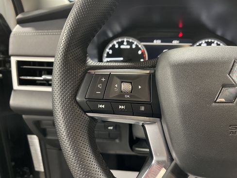 Used 2025 Mitsubishi Outlander SE image 19