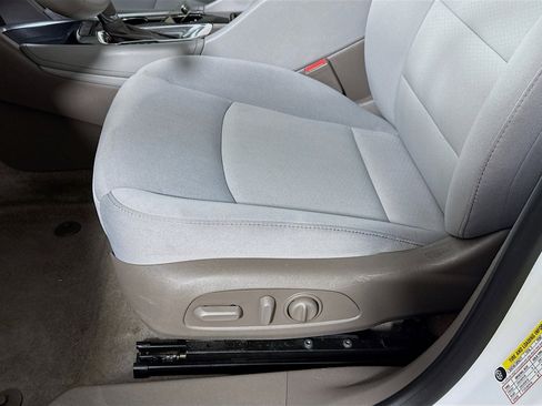 Used 2017 Chevrolet Malibu LT image 19