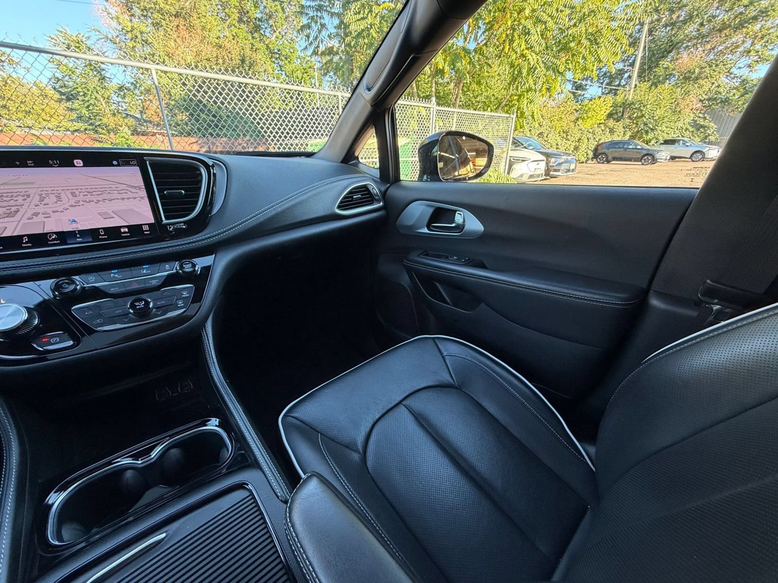 Used 2025 Chrysler Pacifica Limited FWD image 39