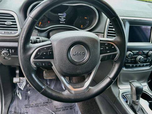 Used 2018 Jeep Grand Cherokee Laredo AWD/4WD image 17