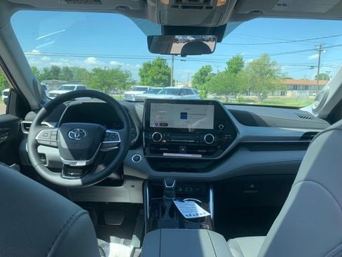 New 2026 Toyota Highlander Platinum AWD/4WD image 26