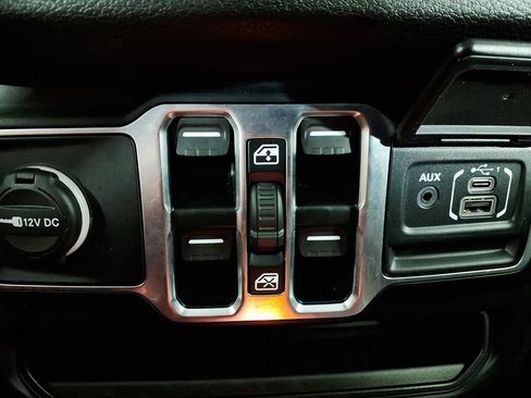 Used 2025 Jeep Gladiator Sport AWD/4WD image 25