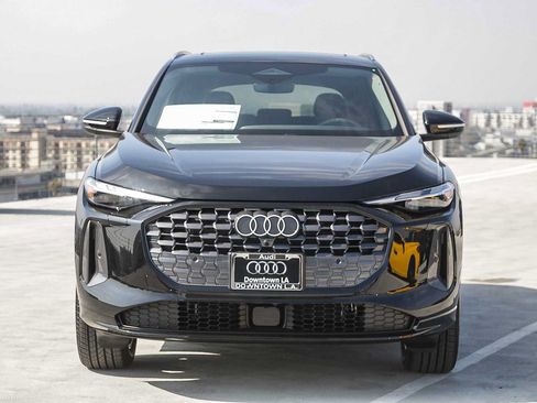 Used 2025 Audi Q5 Premium w/ Convenience Package AWD/4WD image 2