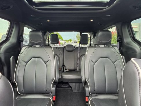 Used 2025 Chrysler Pacifica Limited AWD/4WD image 30