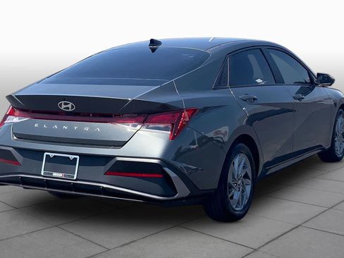 Used 2024 Hyundai Elantra SEL FWD image 13