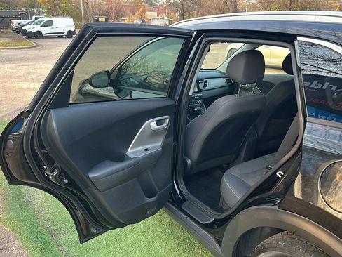 Used 2019 Kia Niro LX image 17