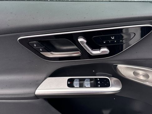 Used 2025 Mercedes-Benz GLC 300 4MATIC image 11