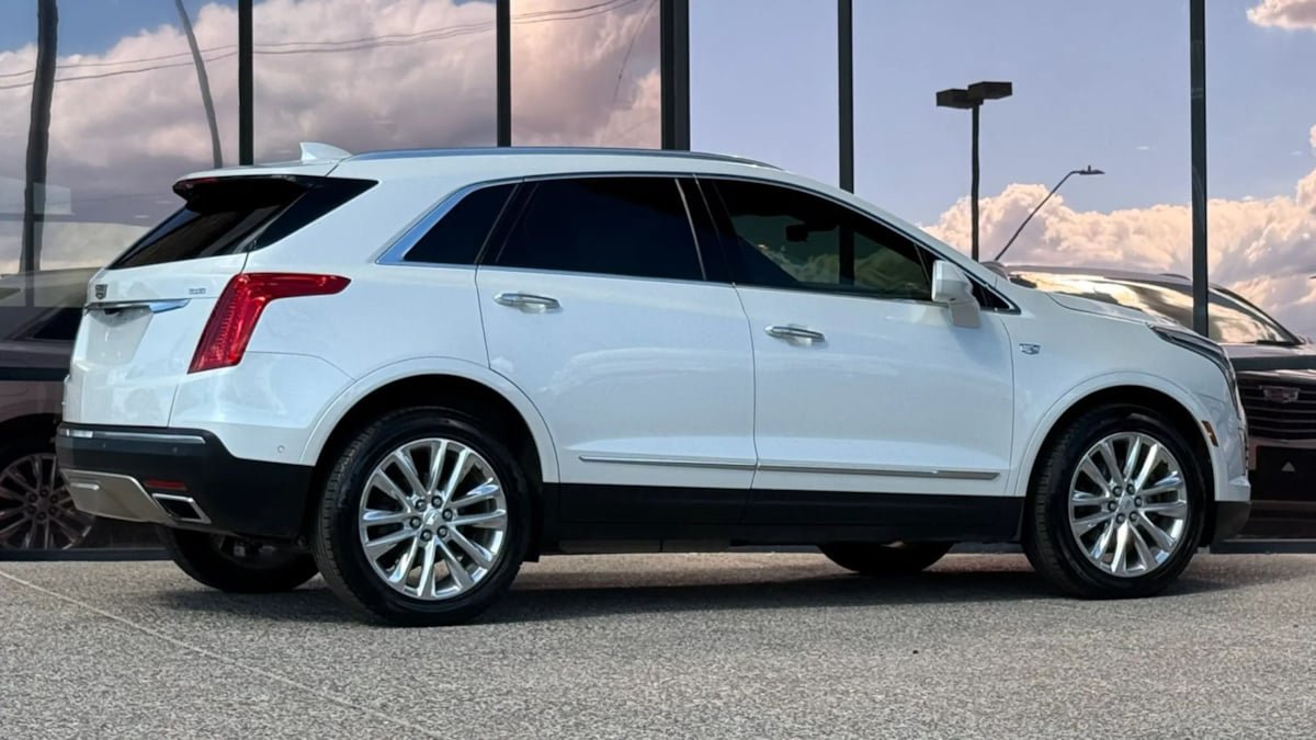 Used 2017 Cadillac XT5 Platinum w/ Driver Assist Package AWD/4WD image 13