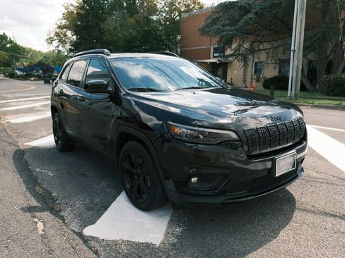 Used 2019 Jeep Cherokee Latitude Plus FWD image 3