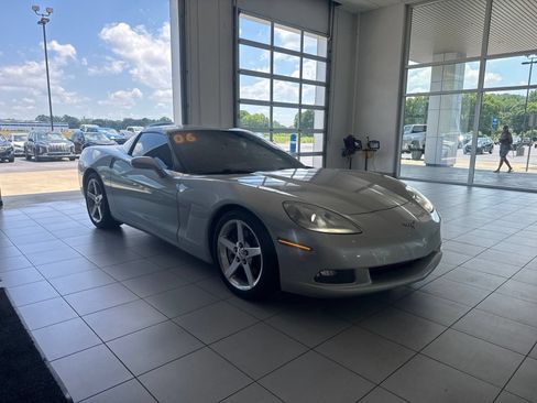 Used 2006 Chevrolet Corvette Coupe w/ Preferred Equipment Group RWD image 3