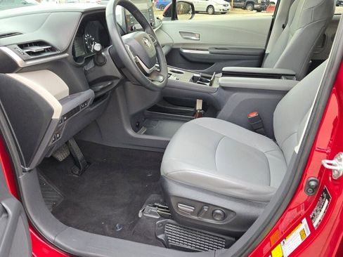 Used 2023 Toyota Sienna XLE image 27
