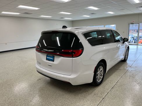 Used 2024 Chrysler Pacifica Touring-L FWD image 7