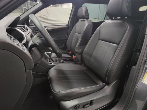 Certified 2022 Volkswagen Tiguan SE R-Line image 18