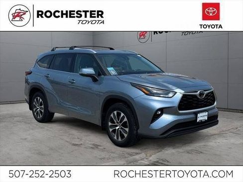 Used 2022 Toyota Highlander XLE AWD/4WD image 32