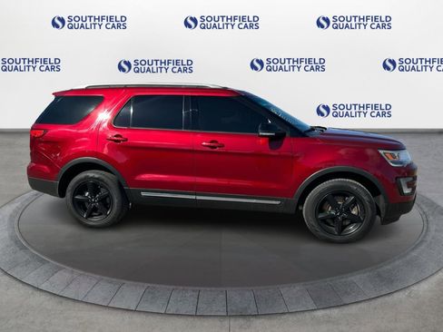 Used 2017 Ford Explorer XLT w/ Equipment Group 202A image 8