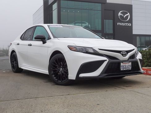 Used 2022 Toyota Camry SE image 1