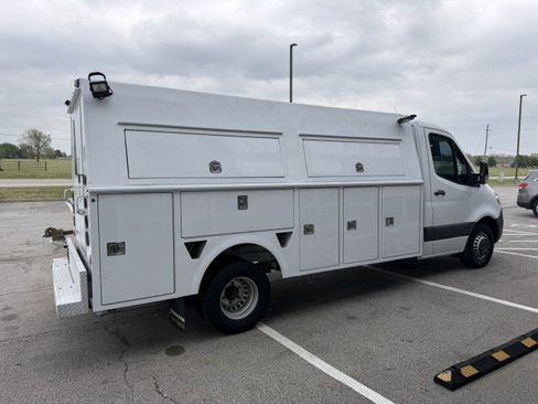 Used 2019 Freightliner Sprinter 3500 w/ Premium Package image 3