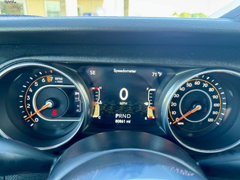 Used 2018 Jeep Wrangler Unlimited Sahara w/ Uconnect 4C Nav & Sound Group AWD/4WD image 16