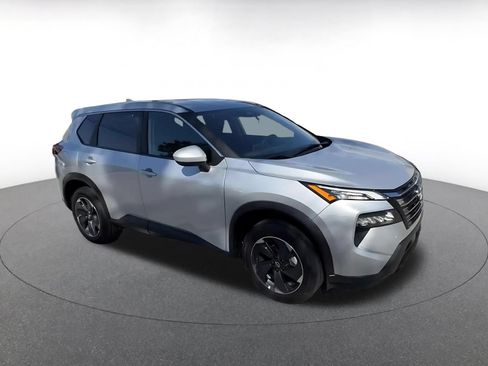Used 2025 Nissan Rogue SV FWD image 2