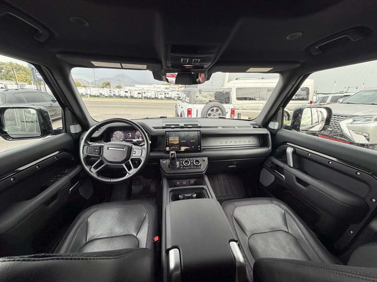 Used 2024 Land Rover Defender 130 X-Dynamic SE AWD/4WD image 22