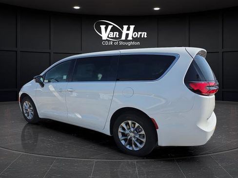 New 2026 Chrysler Pacifica Select image 3