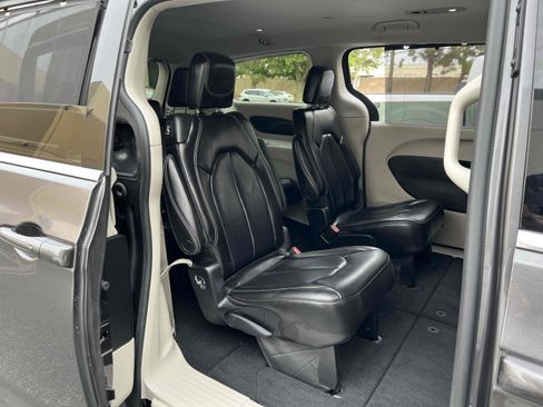 Used 2023 Chrysler Pacifica Touring-L image 37