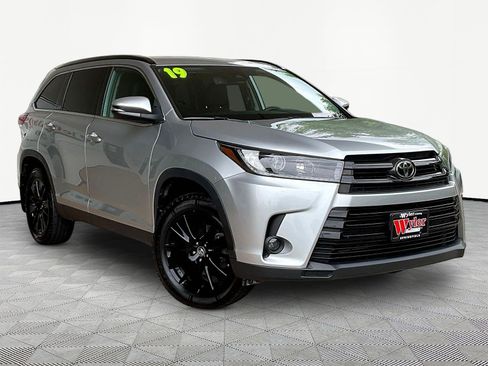Used 2019 Toyota Highlander SE AWD/4WD image 3
