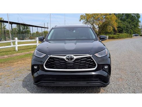 Used 2024 Toyota Highlander XLE image 2