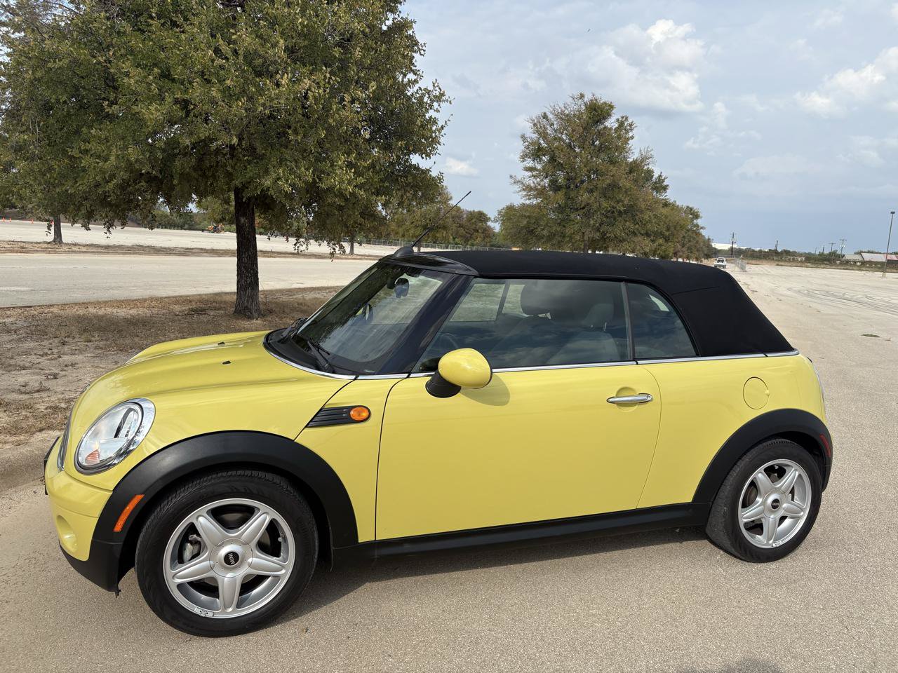 Used 2009 MINI Cooper Convertible FWD image 2
