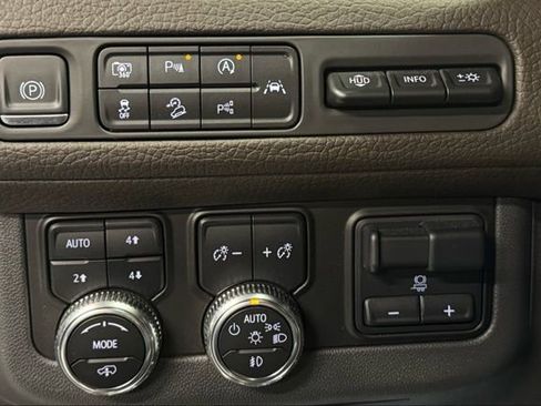 Used 2024 GMC Yukon Denali w/ Denali Reserve Package image 26