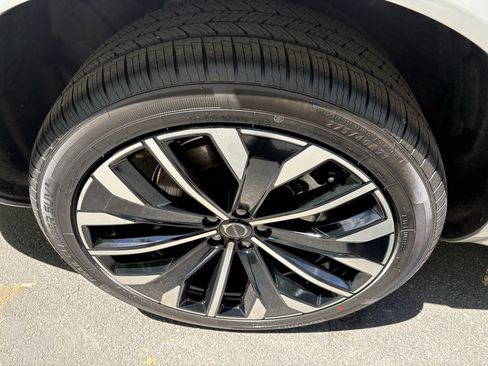 Used 2025 Volvo XC90 B6 Plus AWD/4WD image 15