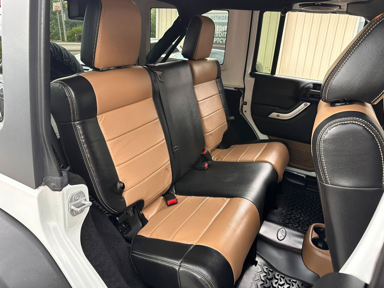 Used 2012 Jeep Wrangler Unlimited Rubicon w/ Connectivity Group AWD/4WD image 16